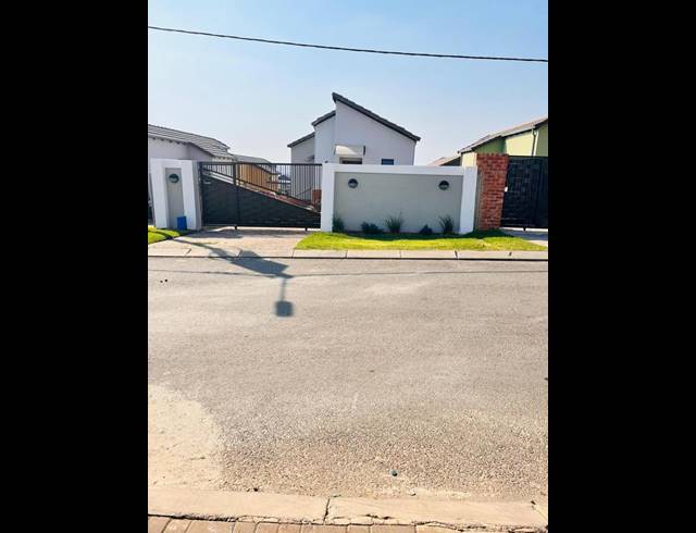 2 BEDROOM HOUSE FOR SALE IN SOUTH HILLS